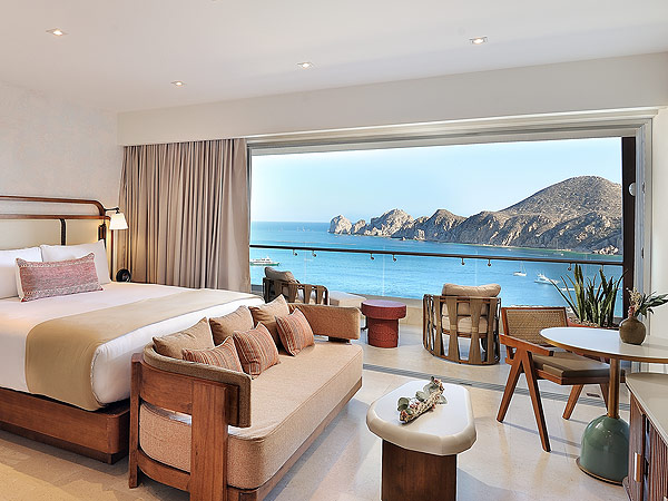 Amplia habitación con vista al mar en Cabo San Lucas.