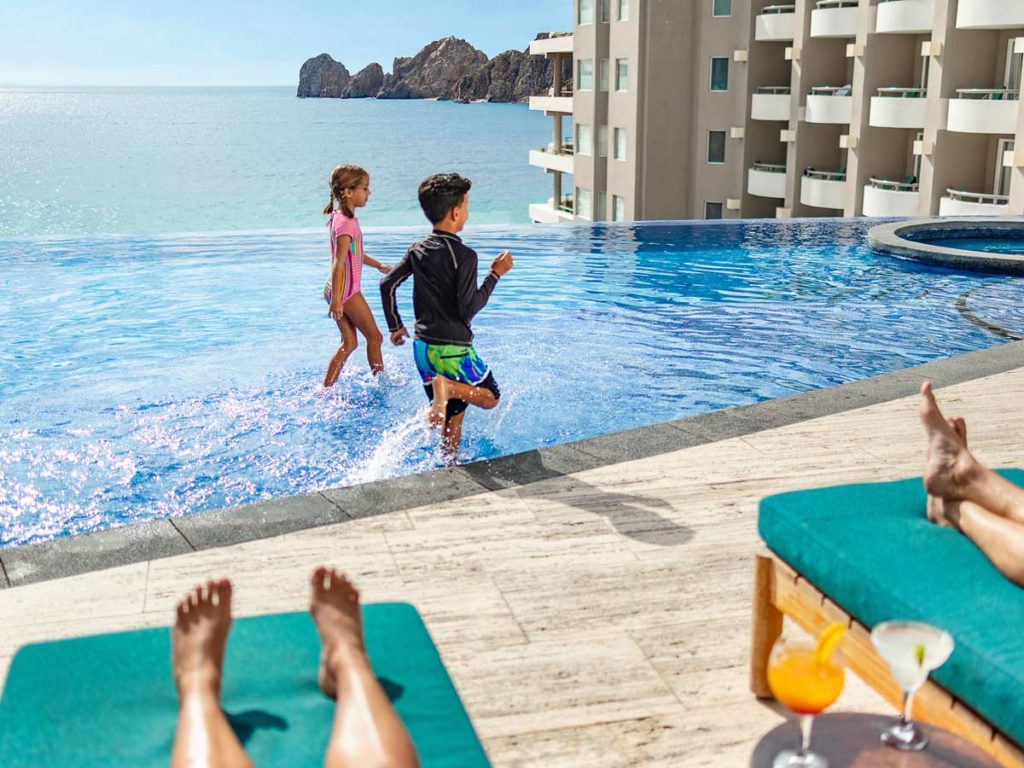 Familia en la piscina infinita de Corazón.