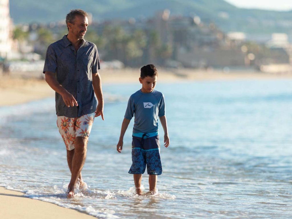 Papá e hijo en el océano.