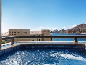 Bañera de hidromasaje con balcón.