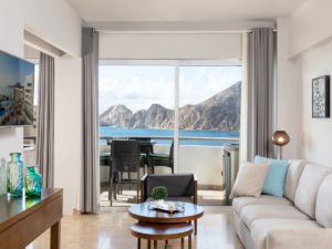 Sala de estar con vista al mar.