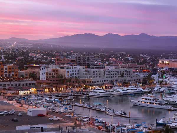 Vista de la ciudad y del puerto deportivo.