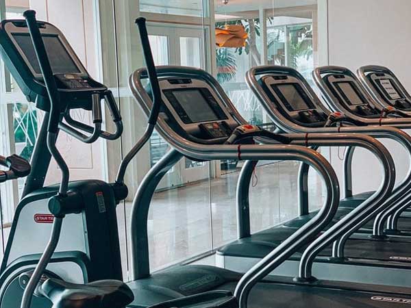 Cinta de correr en el gimnasio.