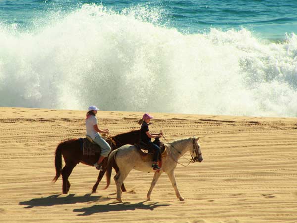 Montar a caballo en la playa.