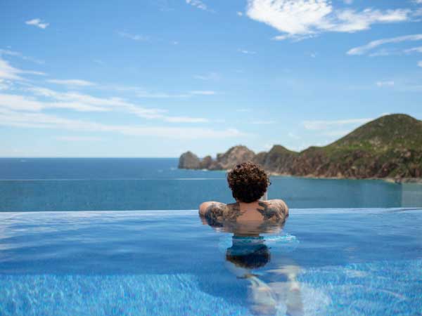 Un tipo en la piscina infinita de Cabo.