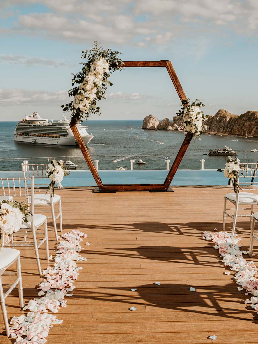 Ceremonia de boda en Los Cabos junto al mar.