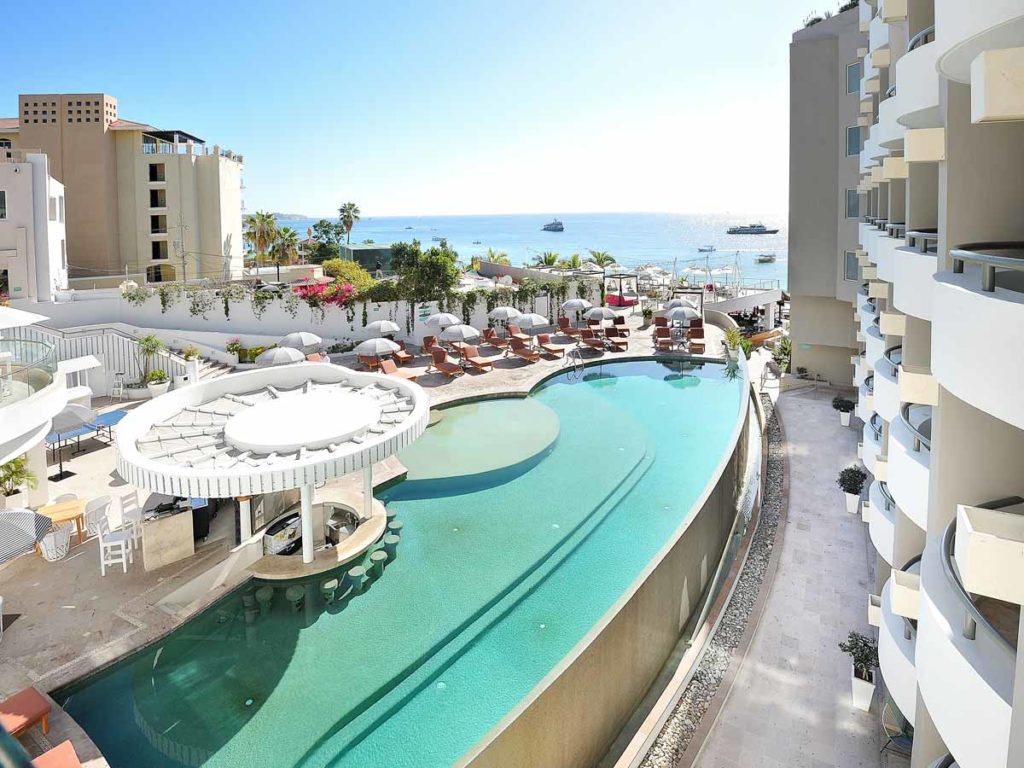 La piscina y la vista al mar en Corazón Cabo.