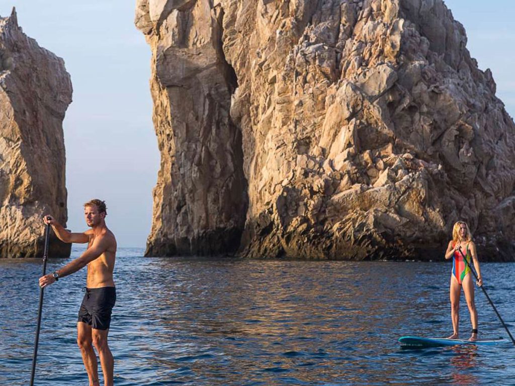 Dos personas haciendo paddleboarding en Cabo.