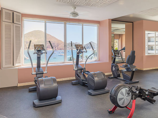 Gimnasio con vista al mar.