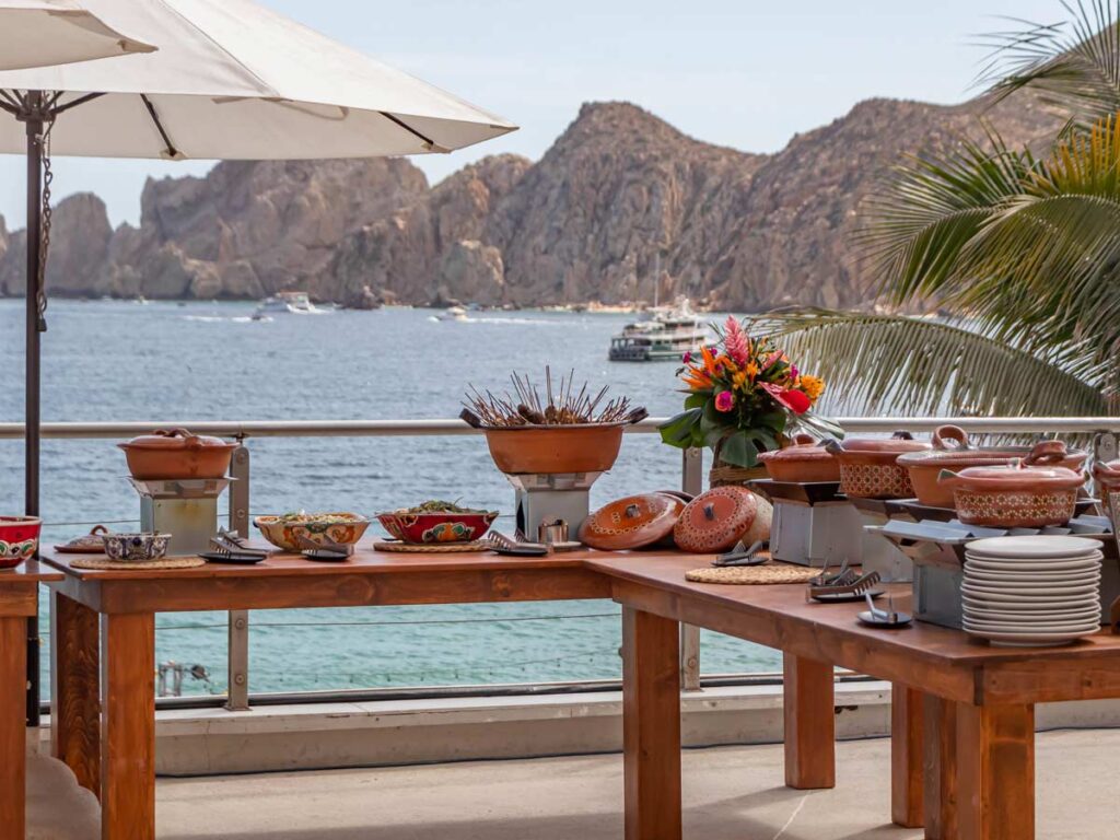 Buffet junto al océano.