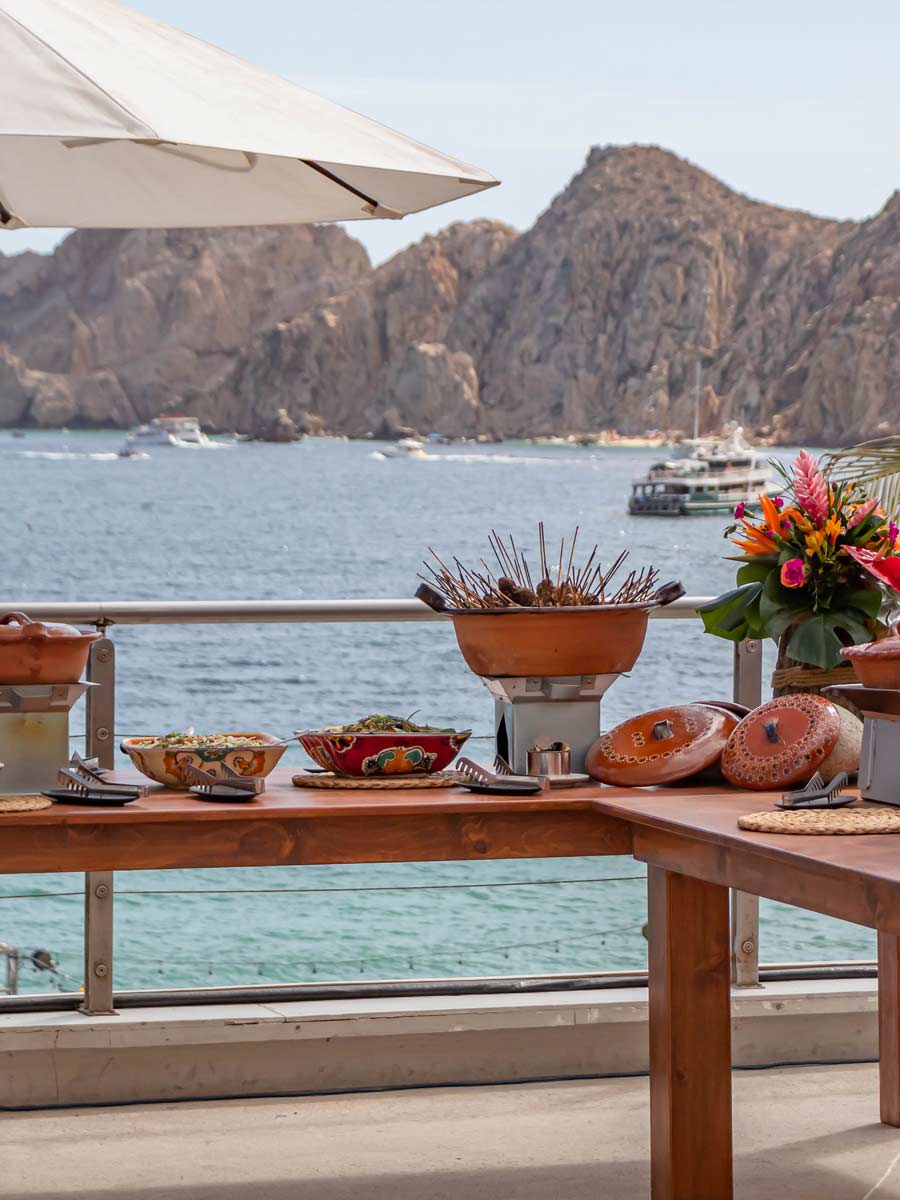 Buffet junto al océano.