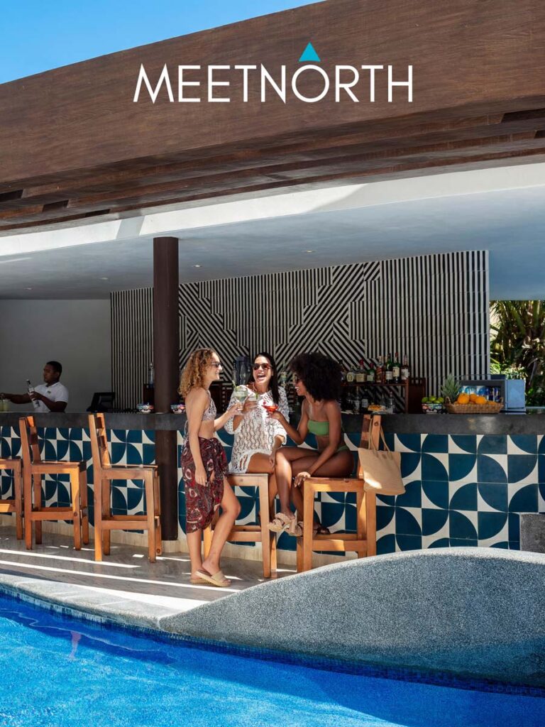 MEETNORTH y damas tomando unas copas junto a la piscina.